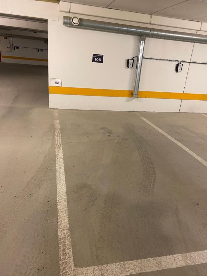 Sentrum, Terrasse Og Innendors Parkering *